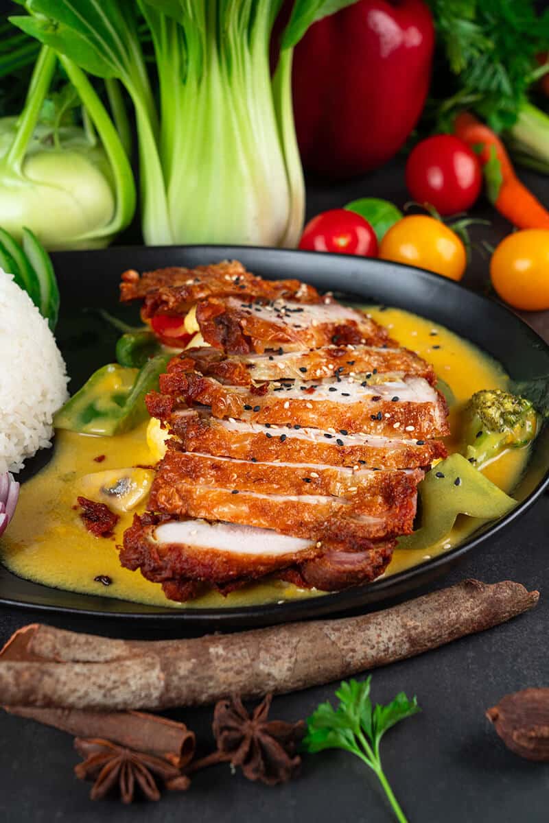 Curry jedlo s ryžou a zeleninou